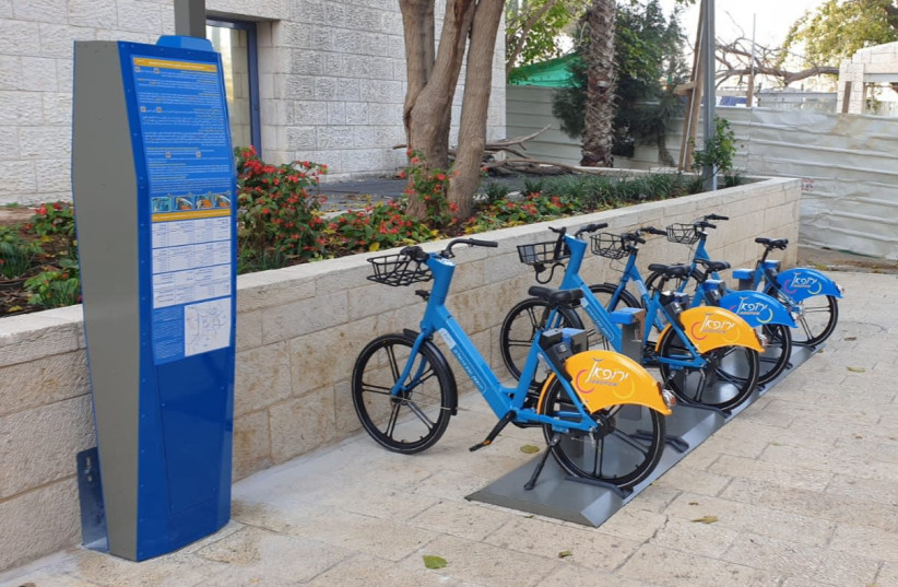 Bicycle rental station in Jerusalem (credit: FSM)