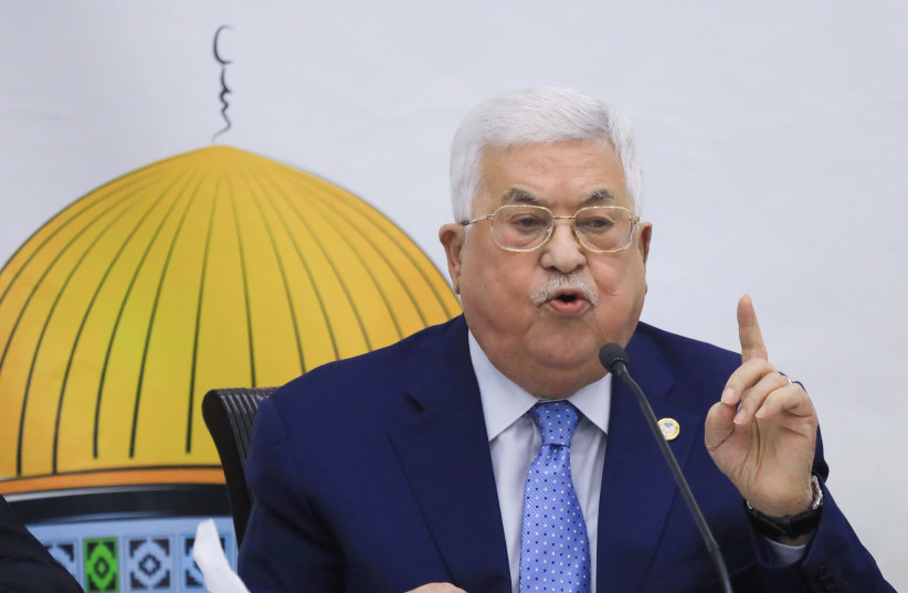 Le président palestinien Mahmoud Abbas fait une déclaration alors qu'il assiste à la réunion du Conseil révolutionnaire du mouvement Fatah au bureau présidentiel palestinien à Ramallah, le 18 décembre 2019. (Crédit photo : FLASH90)