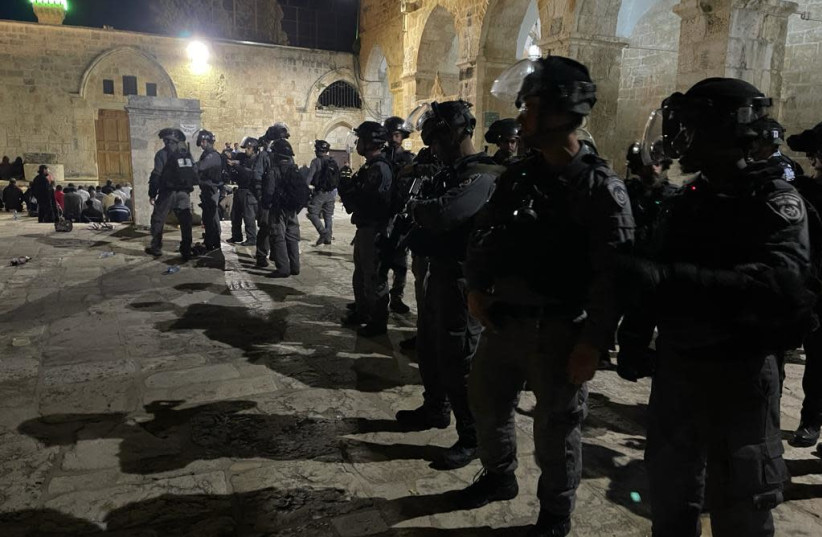 Des agents de la police des frontières s'affrontent avec des fidèles au Mont du Temple, le vendredi 7 mai 2021 (crédit photo: UNITÉ DU PORTE-PAROLE DE LA POLICE)