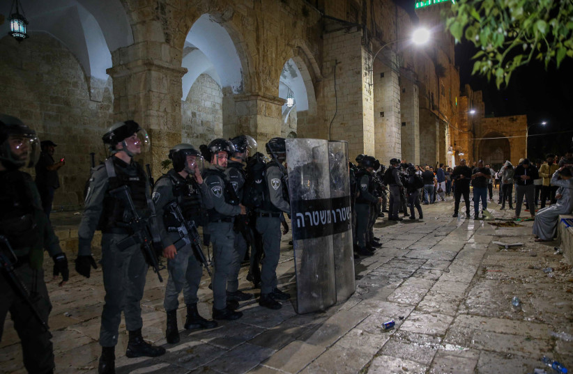 Israeli riot police clash with Palestinian worshippers at the Al-Aqsa mosque compound in Jerusalem Old City on May 7, 2021.  (credit: JAMAL AWAD/FLASH90)