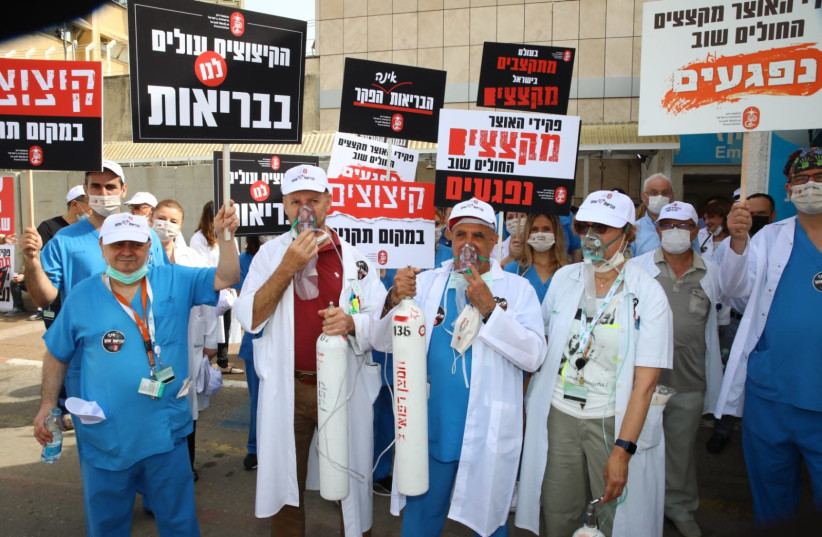 Los médicos están en huelga frente al Kaplan Medical Center.  (préstamo: CENTRO EDUCATIVO KAPLANI EDUCATIVO)