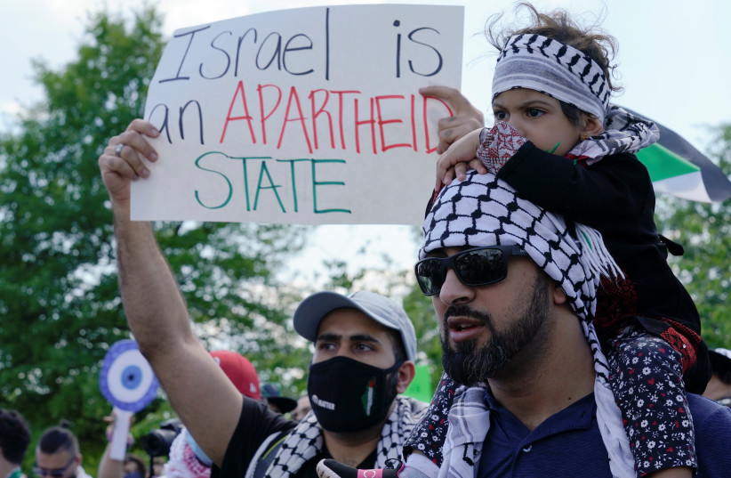 Pro-Palestinian demonstrators protest against the ongoing conflict in Israel and Palestinian territories during a rally at the Washington Monument in Washington, U.S., May 15, 2021.  (credit: YURI GRIPAS / REUTERS)
