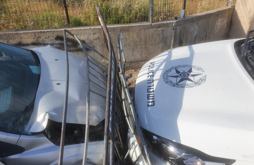 Une voiture est vue après avoir percuté un poste de contrôle de la police à Sheik Jarrah, le 16 mai 2021. (Crédit photo: UNITÉ DU PORTE-PAROLE DE LA POLICE)