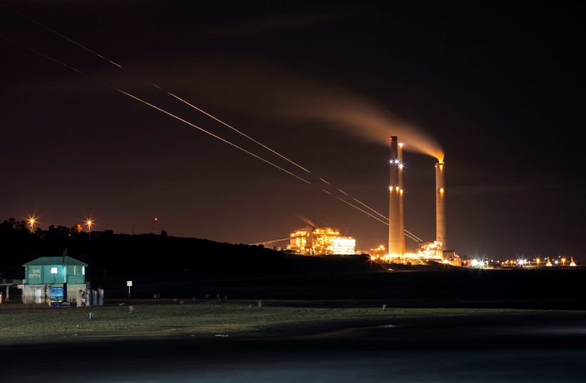 Streaks of lights are seen from Ashkelon as rockets are launched from the Gaza Strip towards Israel May 19, 2021. (credit: AMIR COHEN/REUTERS)