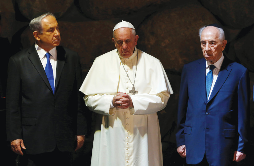 POPE FRANCIS is flanked by Prime Minister Benjamin Netanyahu and president Shimon Peres at a ceremony in Yad Vashem, Jerusalem, 2014