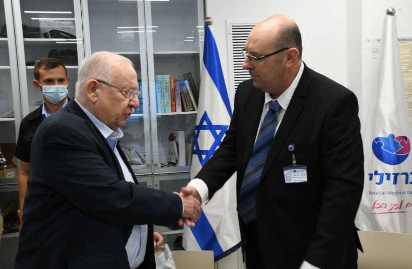 Barzilai Medical Center Director Prof. Yaniv Sherer meets Israeli President Reuven Rivlin as he visits the hospital during the operation Guardian of the Walls in May 2021. (photo credit: DAVID AVIOUZ, BARZILAI MEDICAL CENTER)