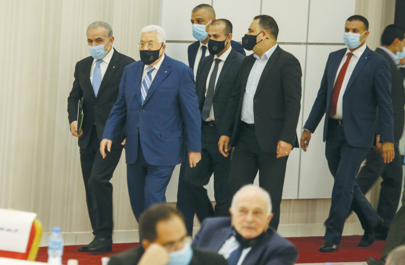 Le président de l'AP Mahmoud Abbas arrive pour une réunion à Ramallah l'été dernier. (crédit photo : FLASH90)