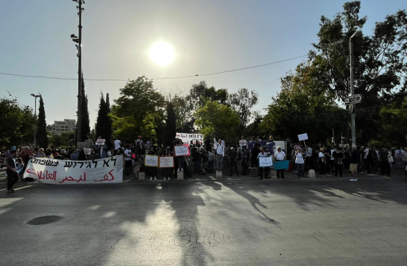 Des centaines de Juifs et d'Arabes se rassemblent dans le quartier de Sheikh Jarrah à Jérusalem-Est pour protester contre les expulsions imminentes, le 21 mai 2021 (crédit : NIV BEILI)