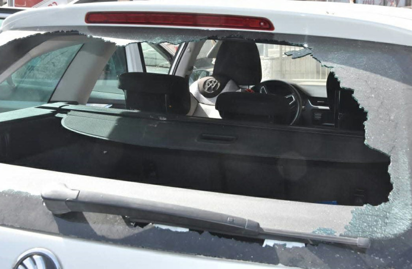 Janela traseira do carro quebrada por pedras no Dia de Jerusalém (crédito: UNIDADE DE POLÍCIA)