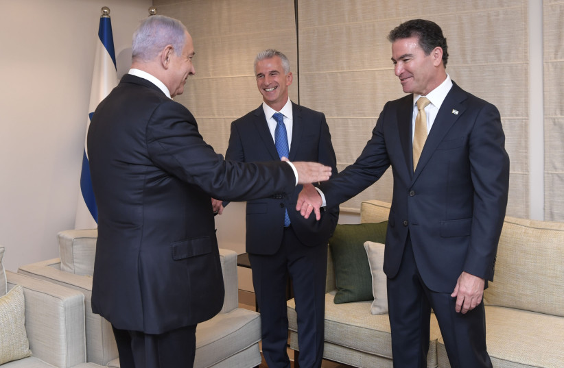 Le Premier ministre Benjamin Netanyahu avec le chef sortant du Mossad Yossi Cohen et le nouveau chef du Mossad David Barnea lors d'un événement d'adieu pour Cohen, le 31 mai 2021. (Crédit : KOBY GIDEON/GPO)