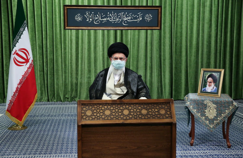 Le guide suprême iranien, l'ayatollah Ali Khamenei, prononce un discours lors d'une réunion virtuelle à Téhéran, Iran, le 27 mai 2021. (crédit : SITE WEB OFFICIEL DE KHAMENEI/HANDOUT VIA REUTERS)