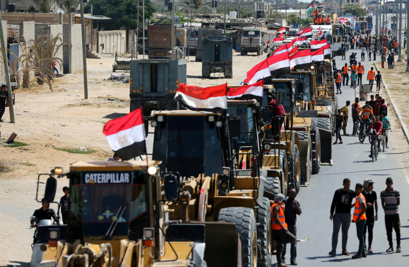 Du matériel de construction, envoyé par l'Égypte pour les Palestiniens, arrive dans le sud de la bande de Gaza le 4 juin 2021 (crédit photo : REUTERS/IBRAHEEM ABU MUSTAFA)