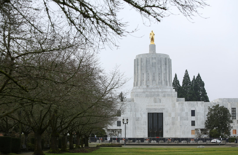 Oregon State Capitol (credit: ALISHA JUCEVIC/REUTERS)