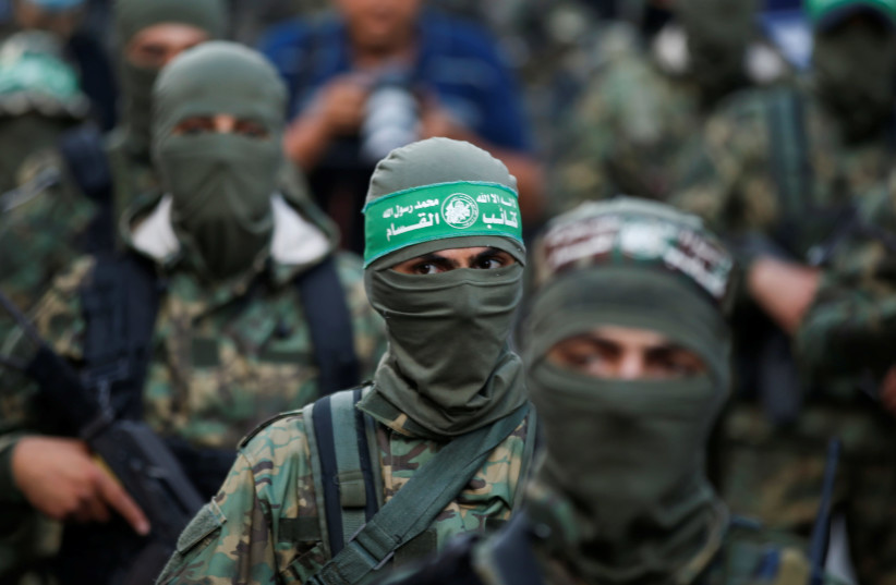 Des militants palestiniens du Hamas participent à un rassemblement anti-israélien dans la ville de Gaza le 22 mai 2021 (crédit : REUTERS/MOHAMMED SALEM)