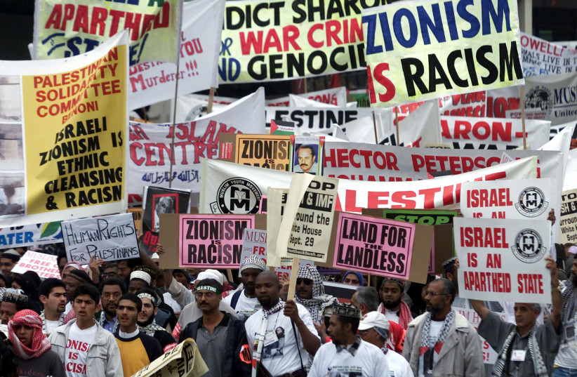 Les protestants signent Israël à l'extérieur de la session d'ouverture de la Conférence française de Durban, le 31 août 2001. (Crédit : Propriétaires)