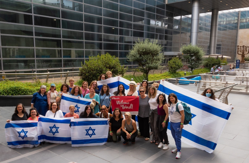 Jewish Diaspora women arriving in Israel (photo credit: MOMENTUM)