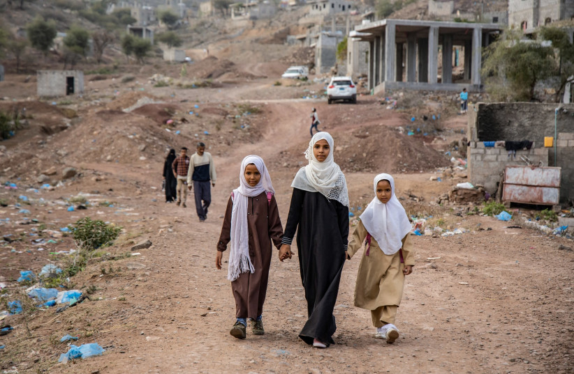 13-year-old Kholood (C) and her two sisters, Jana and Anhar, go to school, Taizz, Yemen, Feb. 2021. (credit: UNICEF/AL-BASHA)