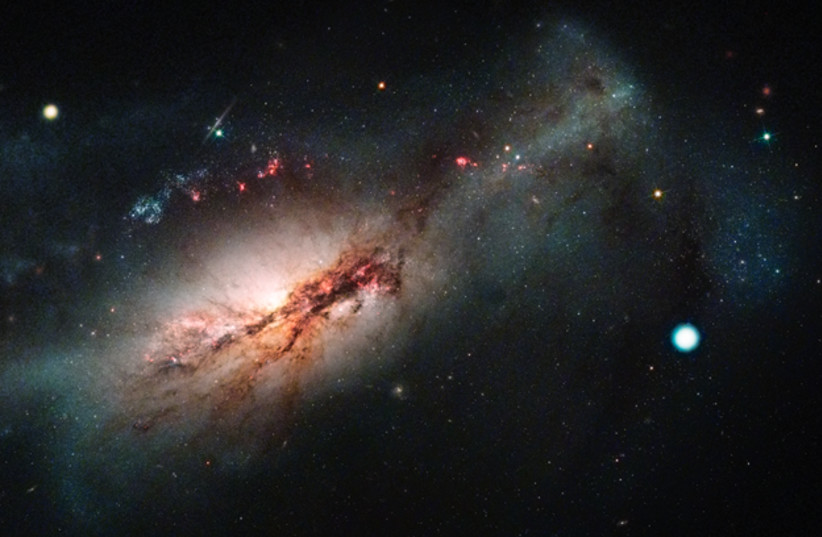 Composite couleur de l'observatoire de Las Cumbres et du télescope spatial Hubble de la supernova de capture d'électrons 2018zd (le gros point blanc à droite) et de la galaxie hôte starburst NGC 2146 (vers la gauche) (crédit : NASA/STSCI/J. DEPASQUALE/LAS CUMBRES UNIVERSITÉ)