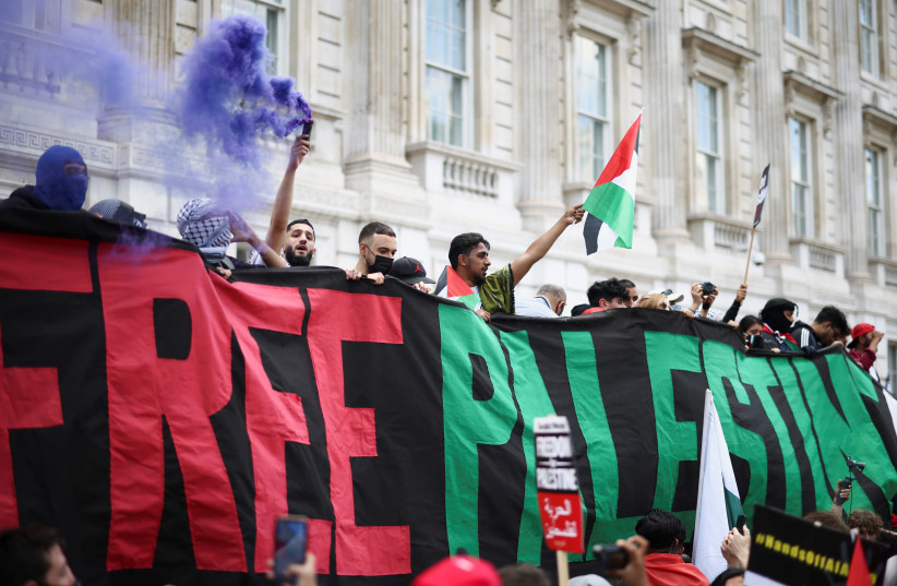 Des manifestants pro-palestiniens tiennent une banderole alors qu'ils manifestent devant Downing Street à Londres, en Grande-Bretagne, le 12 juin 2021. (Crédit photo : REUTERS/HENRY NICHOLLS)