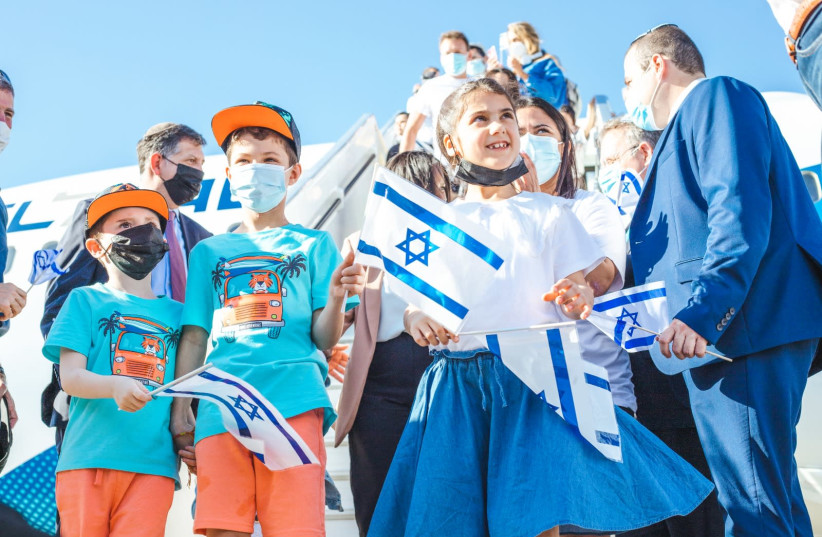 New children olim from France departing the airplane in Israel (credit: NOGA MALSA)