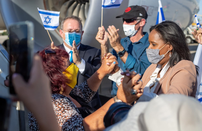 Minister of Aliyah and Integration Pnina Tamano-Shata and Chairman of the World Zionist Organization and the Acting Chairman of the Executive of The Jewish Agency Yaakov Hagoel greeting the French olim as they depart the airplane in Israel.  (photo credit: NOGA MALSA)