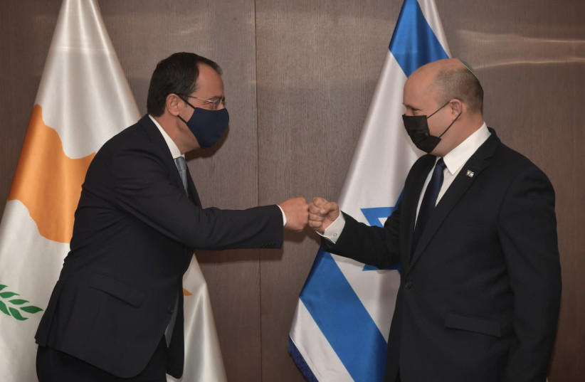 Le ministre du même temps, Naftali Bennett, rencontre aujourd'hui (mardi) le ministre des Affaires étrangères de Chypre, Nikos Christodolids, au bureau du Premier ministre à Jérusalem, le 27 juillet 2021 (crédit : KOBI GIDEON/GPO)
