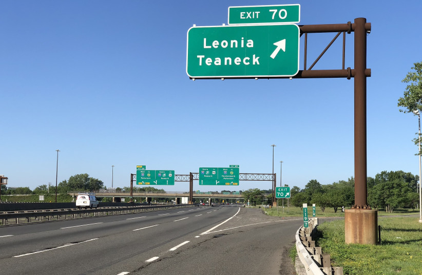 View south along Interstate 95 (Bergen-Passaic Expressway) at Exit 70 (Leonia, Teaneck) in Teaneck Township, Bergen County, New Jersey. (credit: Wikimedia Commons)