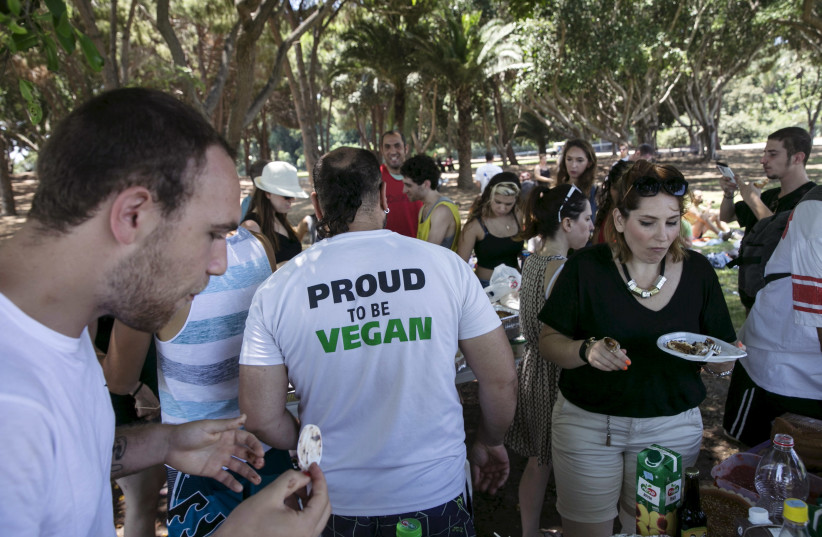 Israelis attend a vegan picnic at Hayarkon Park in Tel Aviv. A growing trend has transformed the city into a haven for meatless cuisine. (photographer: BAZ RATNER/REUTERS)