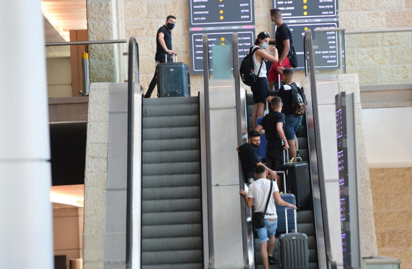 Israelis at Ben-Gurion Airport as coronavirus cases increase, August 5, 2021. (photo credit: AVSHALOM SASSONI/ MAARIV)