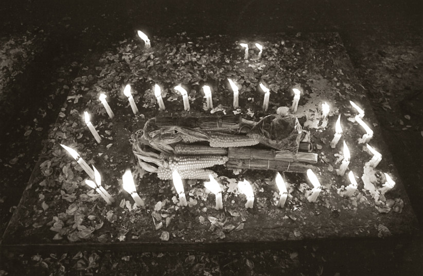  THE OFRENDA de Maiz sacrificial ritual is still practiced in churches in the former Mesoamerican region. (photographer: Flor Garduño)