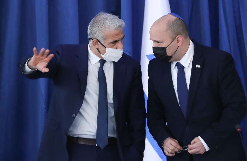Le Premier ministre israélien Naftali Bennett s'entretient avec le ministre des Affaires étrangères Yair Lapid lors d'une réunion du cabinet au ministère des Affaires étrangères à Jérusalem le 8 août 2021. (Crédit : OHAD TZVEIGENBERG‏/POOL)