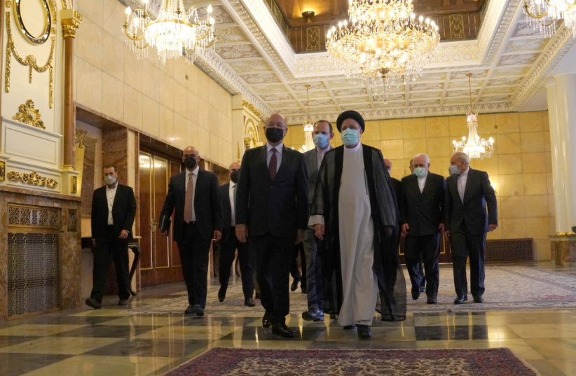 O presidente iraquiano, Barham Salih, caminha com o novo presidente iraniano, Ibrahim Raisi, durante reunião em Teerã (Fonte: Reuters)