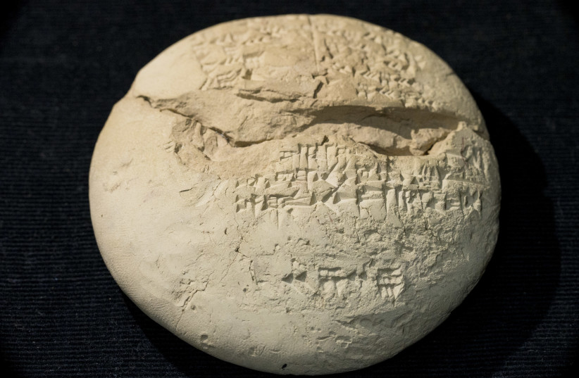 Tablet clay Si.427. On the back of the tablet we see text, written in cuneiform, one of the earliest systems of writing. (credit: UNSW SYDNEY)