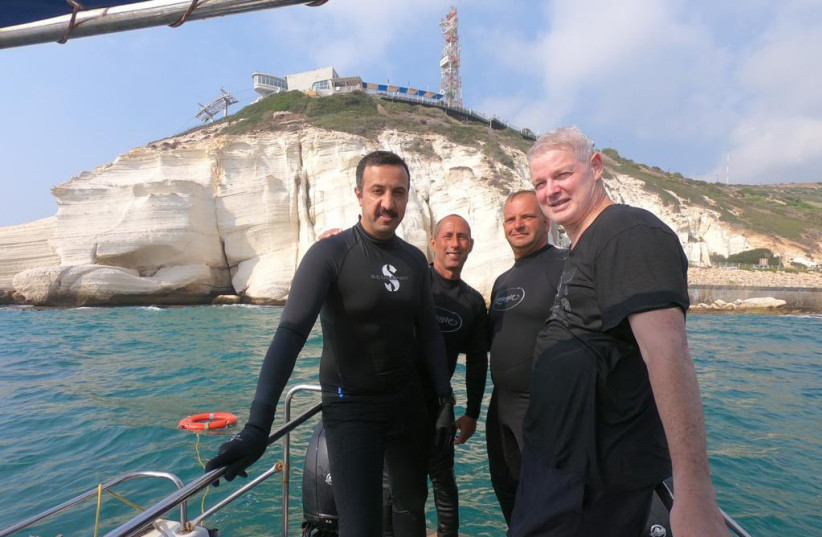     Dr. Sheikh Abdullah bin Ahmed Al Khalifa, Bahrain's Under-Secretary for International Relations at the Ministry of Foreign Affairs Diving with Alon Ushpiz, Director-General of the Ministry of Foreign Affairs (Photographer: Putskar Dive Club)