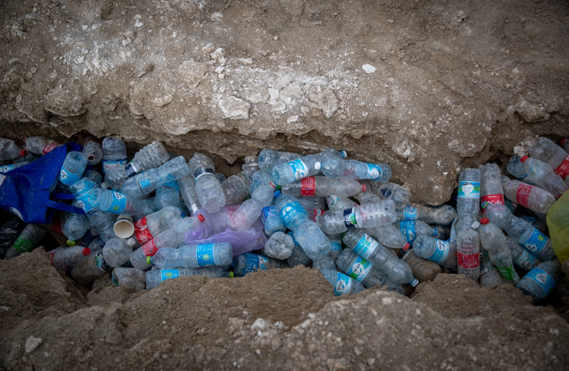  View of Empty plastic bottles on the Dead Sea beach, on November 5, 2020.  (photo credit: YONATAN SINDEL/FLASH90)
