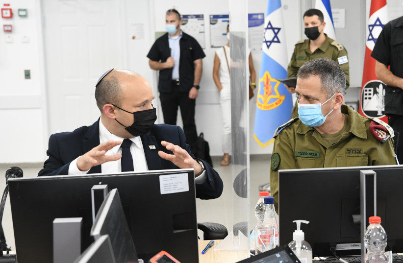 Prime Minister Naftali Bennett and IDF Chief of Staff Lt. -Gen. Aviv Kohavi visit the Alon Command Center in the Home Front Command. (credit: AMOS BEN-GERSHOM/GPO)