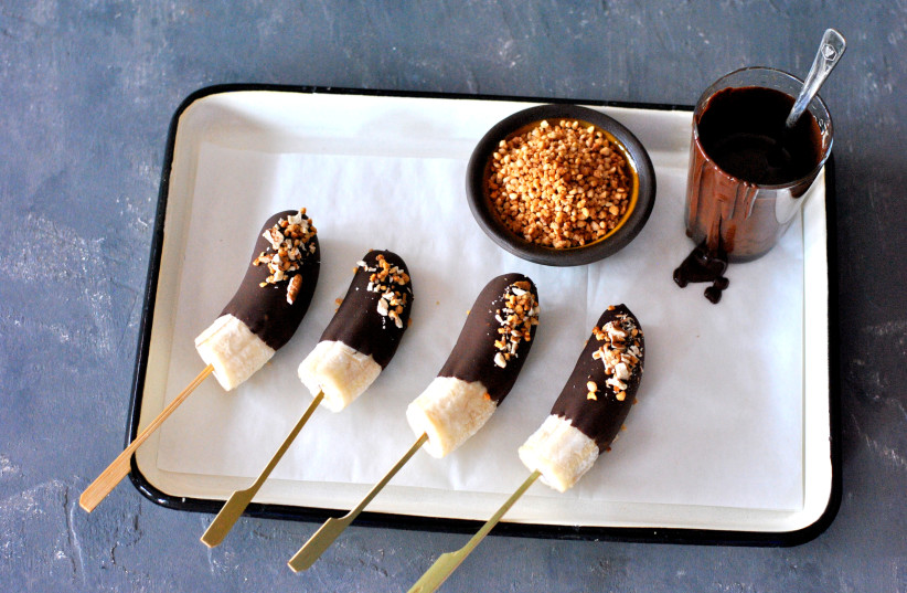 Banana and chocolate popsicles (credit: PASCALE PEREZ-RUBIN)