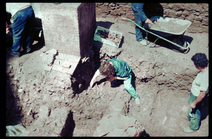  1992 excavation of the collective grave. (credit: Alfredo Coppa/Sapienza University-Rome)