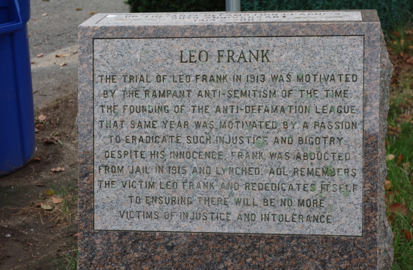 Marble stone marker dedicated to Leo Frank in Mount Carmel Cemetery in New York. (credit: Wikimedia Commons)