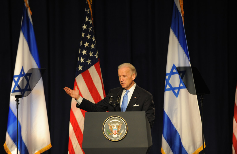 Le vice-président de l'époque, Joe Biden, fait un geste lors d'un discours à l'université de Tel Aviv le 11 mars 2010. (crédit : GILI YAARI/FLASH90)