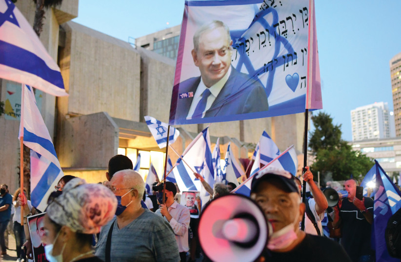  SUPPORTERS OF Likud leader Benjamin Netanyahu demonstrate at Habima Square in Tel Aviv, August 2021. (credit: AVSHALOM SASSONI/FLASH90)