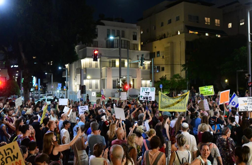Business owners protest in front of Prime Minister Bennett's house(Credit: Kobi Eliyahu)