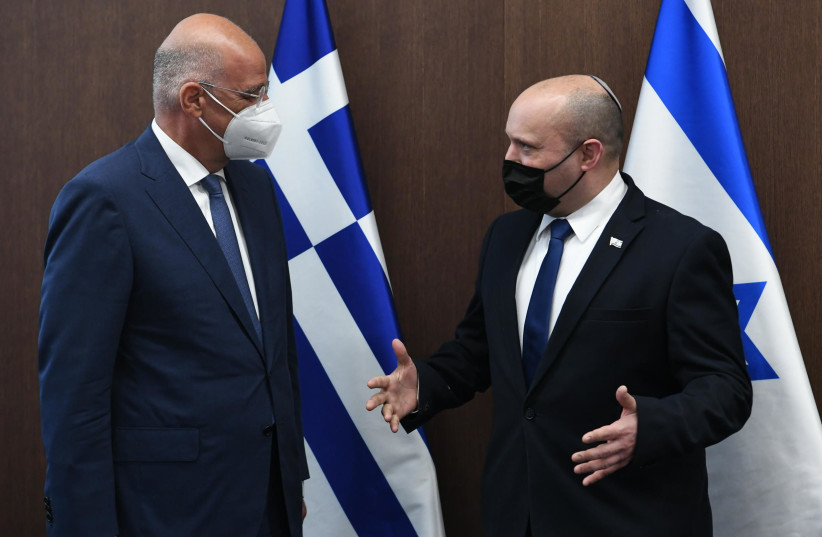 Le Premier ministre Naftali Bennett rencontre le ministre chypriote des Affaires étrangères Nikos Dendias. (crédit photo : AMOS BEN GERSHOM, GPO)