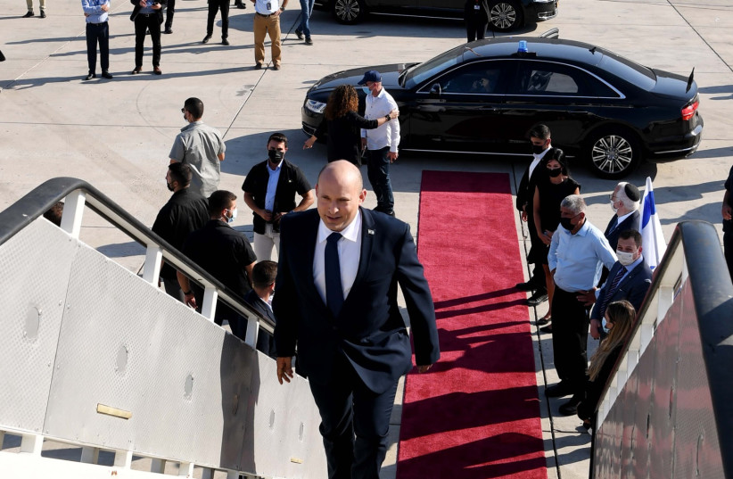  Le Premier ministre Naftali Bennett embarquant dans l'avion pour son voyage en Amérique (crédit photo : AVI OHAYON - GPO)