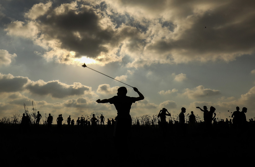  Des manifestants palestiniens affrontent les forces israéliennes lors d'une manifestation à la frontière entre Israël et Gaza, à l'est de la ville de Gaza, le 21 août 2021. (Crédit photo : ABED RAHIM KHATIB/FLASH90)
