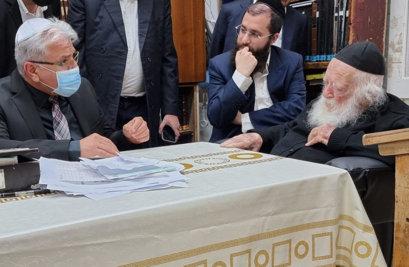  Le commissaire aux coronavirus, le Dr Salman Zarka, rencontre le rabbin Haim Kanievsky mardi (crédit photo : MINISTÈRE DE LA SANTÉ)