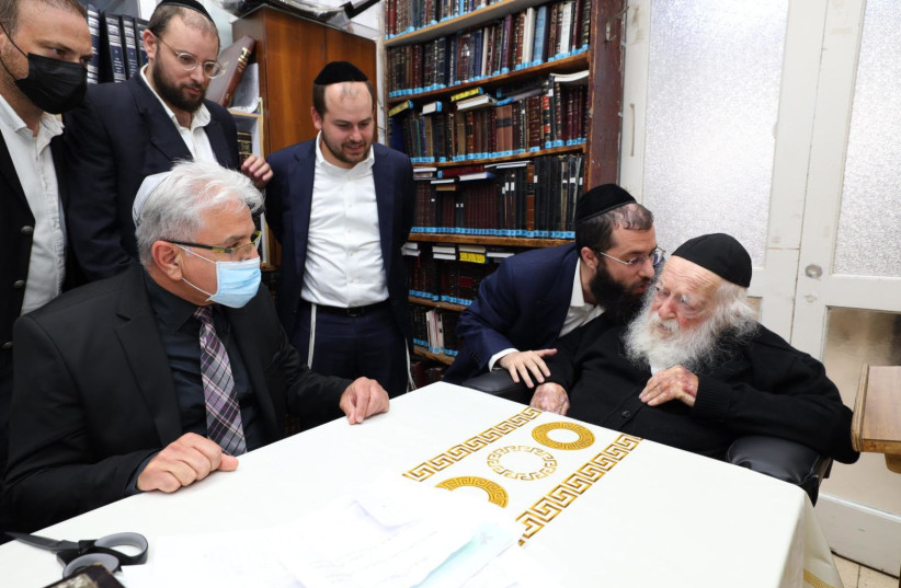  Le commissaire aux coronavirus, le Dr Salman Zarka, rencontre le rabbin Haim Kanievsky mardi (crédit: MINISTÈRE DE LA SANTÉ)