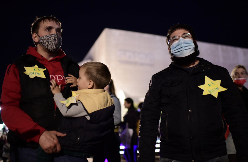  Israelis protest against the government's handling of coercion of vaccines, on haBima Square in Tel Aviv, on February 15, 2021. (credit: TOMER NEUBERG/FLASH 90)