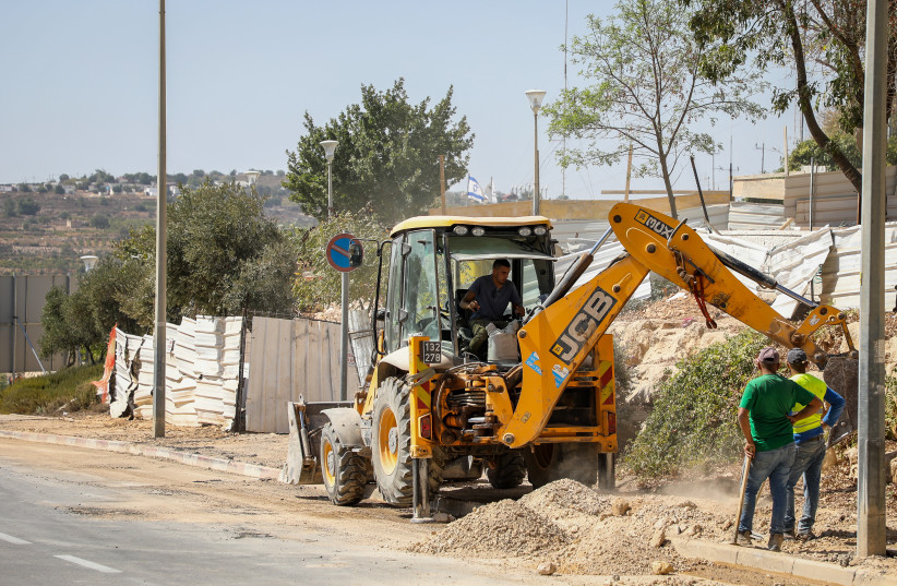  Palestinian construction workers work at a construction site in the Jewish settlement of Efrat in the West Bank, on September 29, 2020. (credit: GERSHON ELINSON/FLASH90)