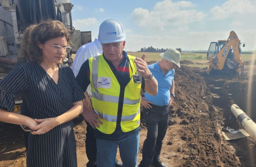 La ministre de la Protection de l'environnement Tamar Zandberg sur les lieux d'une fuite d'un tuyau de carburant près d'Ashkelon, août 2021 (crédit : ministère de la Protection de l'environnement)